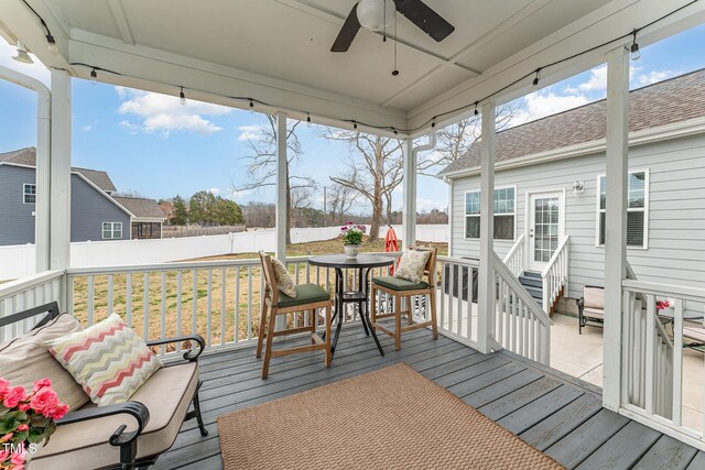 sunroom / solarium featuring a ceiling fan