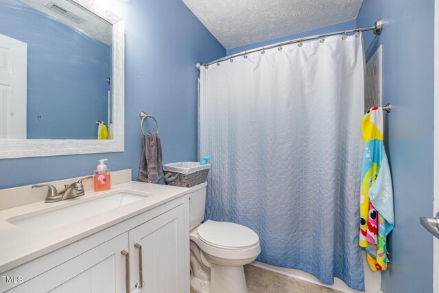 full bathroom featuring visible vents, toilet, vanity, a shower with shower curtain, and a textured ceiling