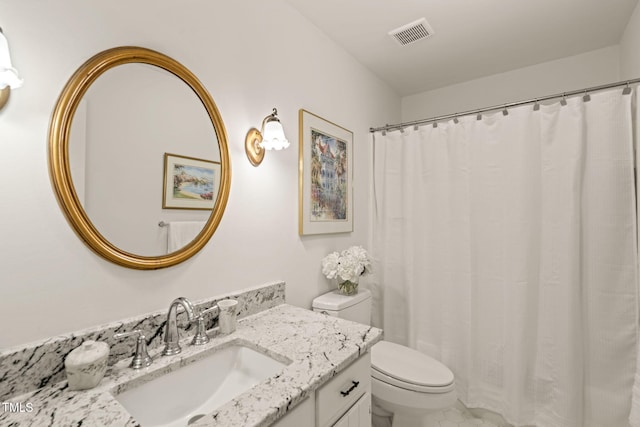 full bathroom featuring visible vents, toilet, vanity, and a shower with curtain