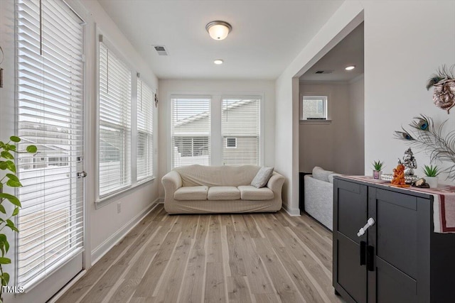 living area featuring light wood finished floors, visible vents, recessed lighting, and baseboards