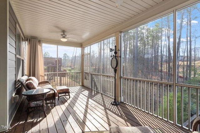 sunroom / solarium featuring a ceiling fan