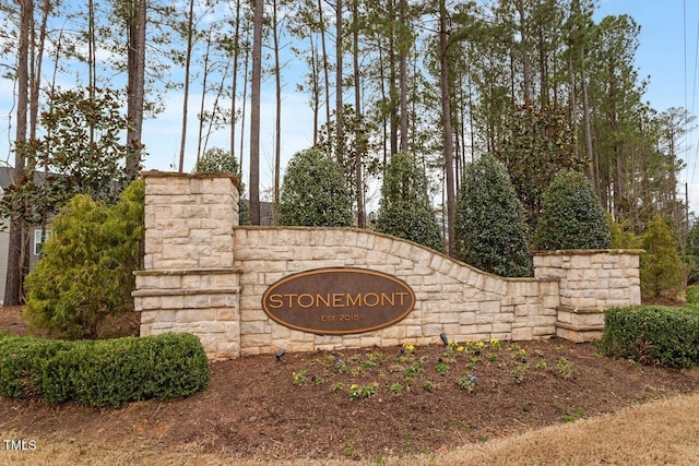 view of community / neighborhood sign