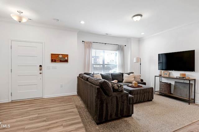 living area featuring visible vents, baseboards, ornamental molding, recessed lighting, and light wood-style flooring