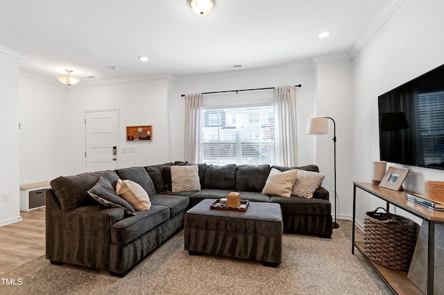 living room featuring baseboards, visible vents, light wood-style flooring, recessed lighting, and crown molding