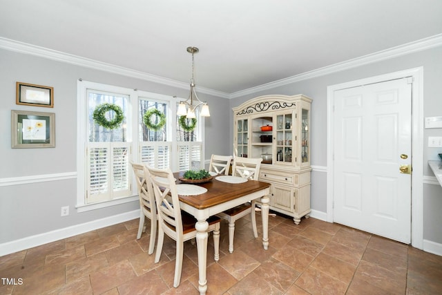 dining room with a chandelier, plenty of natural light, crown molding, and baseboards