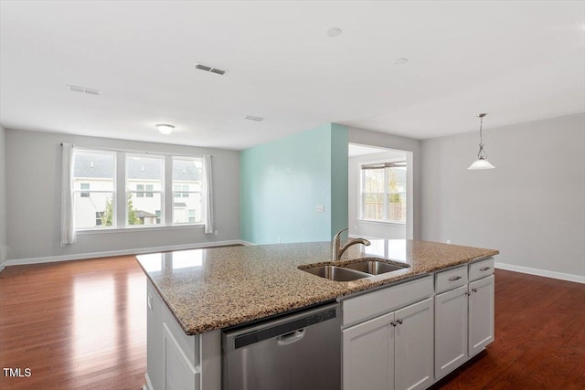 kitchen with visible vents, dark wood finished floors, an island with sink, a sink, and stainless steel dishwasher