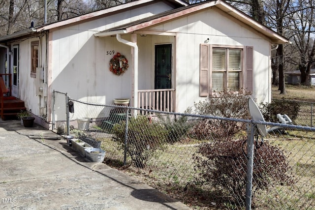 view of front of house with a fenced front yard