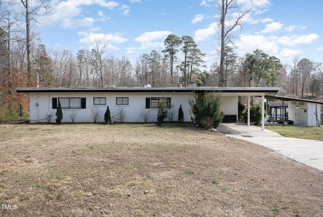 view of front of house featuring a carport, concrete driveway, and a front lawn