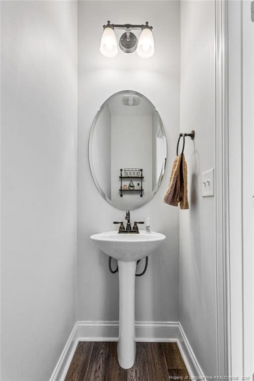 bathroom featuring wood finished floors and baseboards