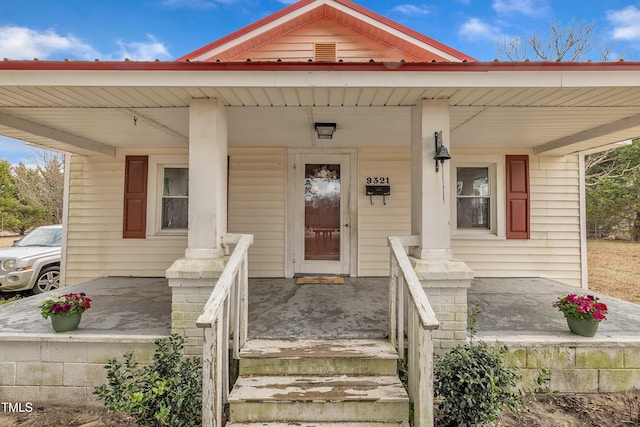 property entrance with covered porch