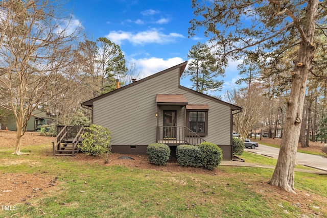 view of front of house featuring crawl space and a front lawn