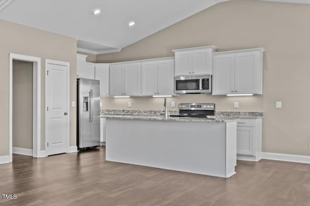 kitchen featuring stainless steel appliances, lofted ceiling, an island with sink, and white cabinetry