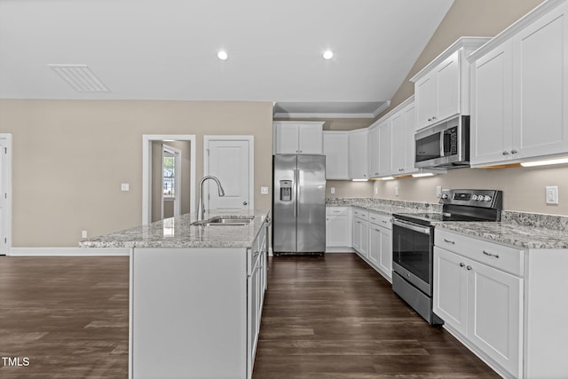 kitchen featuring visible vents, dark wood-type flooring, a center island with sink, stainless steel appliances, and a sink