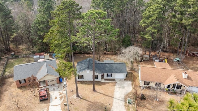 birds eye view of property featuring a forest view