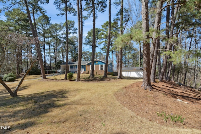 view of front of home featuring a front yard