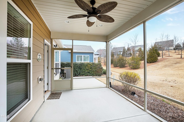 sunroom with ceiling fan