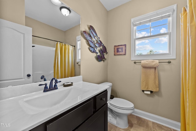 full bath featuring vanity, toilet, a shower with curtain, and baseboards