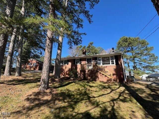 single story home featuring a front lawn