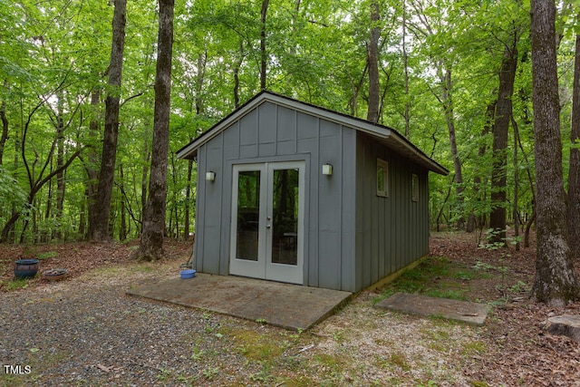 view of outdoor structure with an outbuilding and a wooded view