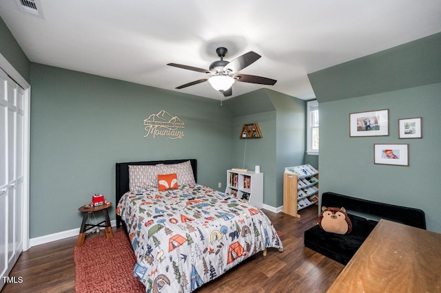 bedroom featuring visible vents, a closet, baseboards, ceiling fan, and dark wood-style flooring