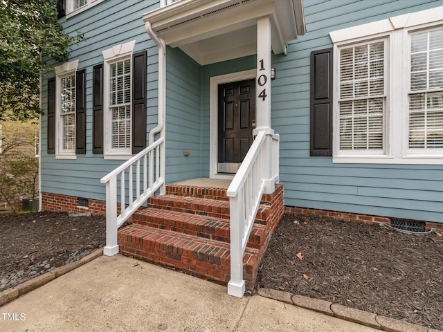 property entrance featuring crawl space