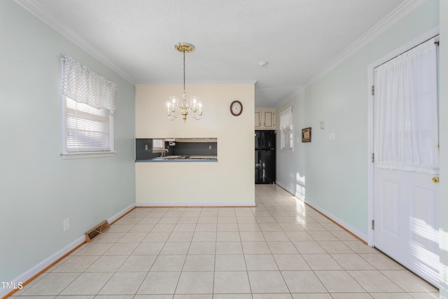 interior space with visible vents, ornamental molding, an inviting chandelier, light tile patterned floors, and baseboards