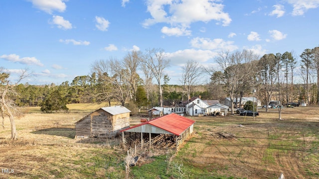 view of yard featuring an outdoor structure