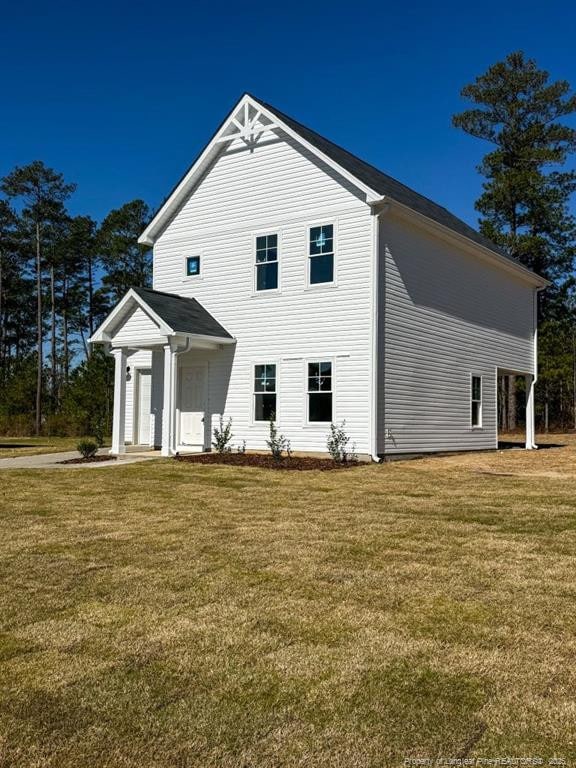 view of front facade featuring a front yard