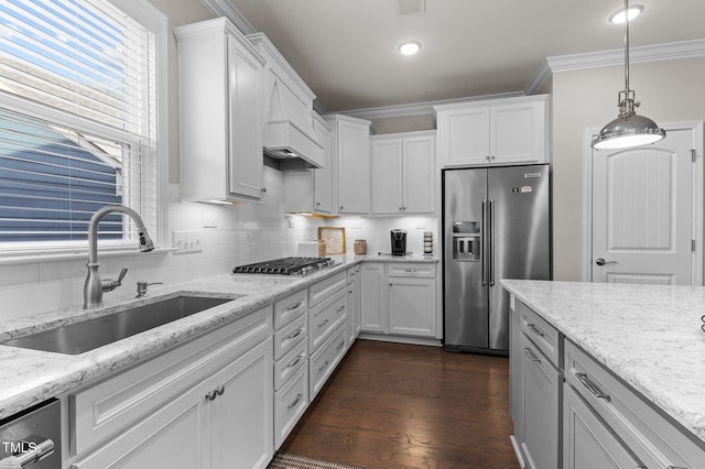 kitchen featuring dark wood-style flooring, a sink, ornamental molding, stainless steel appliances, and backsplash