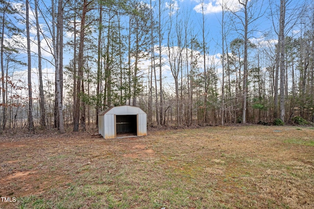 view of yard featuring a storage unit and an outdoor structure