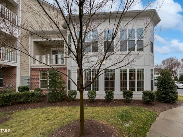 view of front of home with brick siding and a front yard