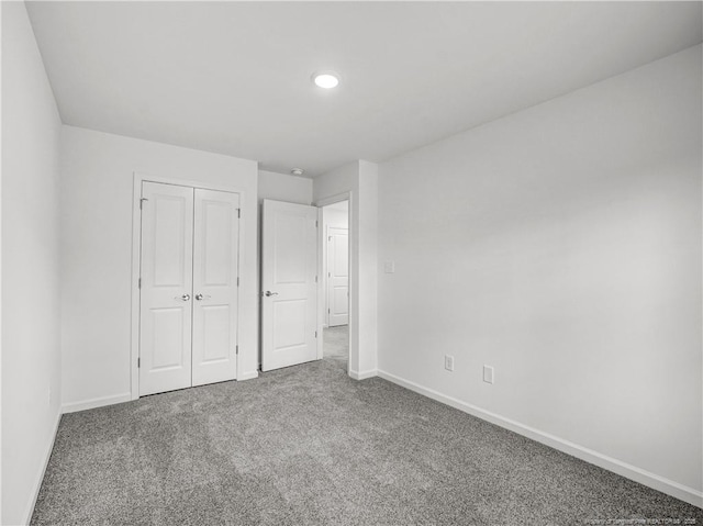unfurnished bedroom featuring carpet flooring, recessed lighting, baseboards, and a closet