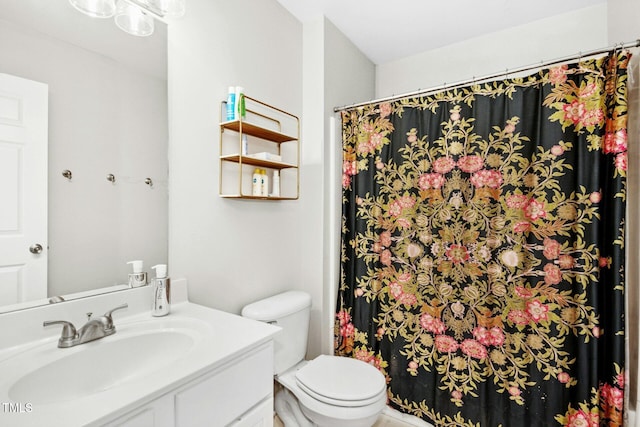 full bathroom with a shower with curtain, toilet, and vanity