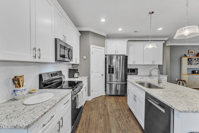 kitchen featuring a sink, dark wood-style floors, appliances with stainless steel finishes, and ornamental molding