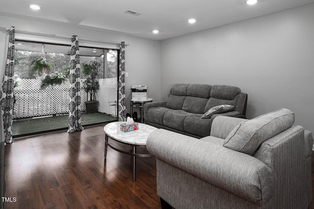 living room featuring recessed lighting, visible vents, and wood finished floors