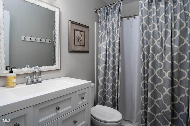 full bath featuring a shower with curtain, toilet, and vanity