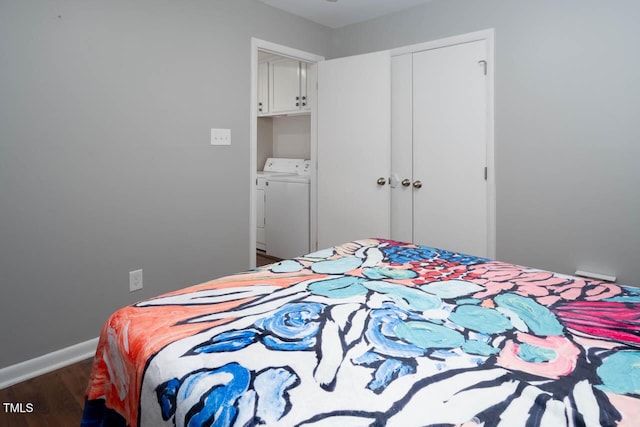 bedroom featuring a closet, baseboards, wood finished floors, and washing machine and clothes dryer