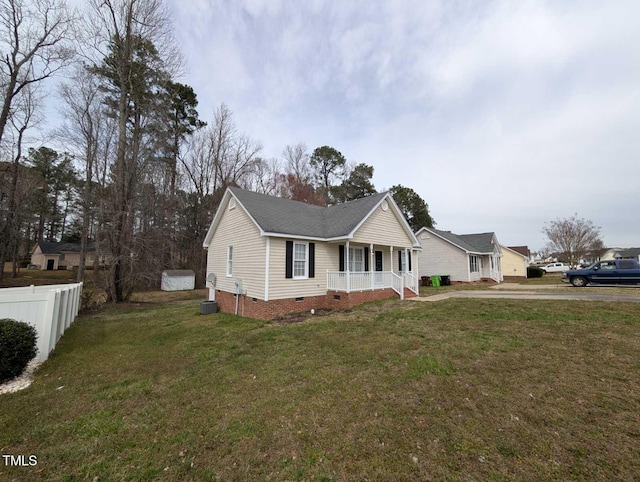 view of front of property with a front lawn, fence, covered porch, and crawl space