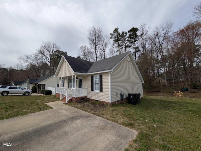 view of front of house featuring crawl space, a porch, and a front yard