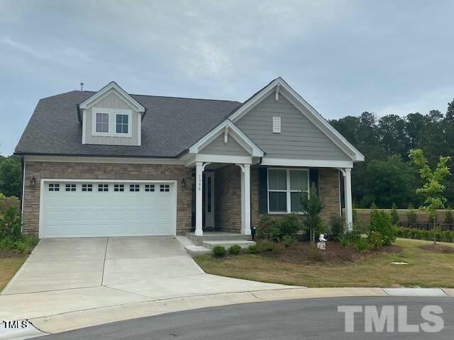 view of front of property featuring concrete driveway