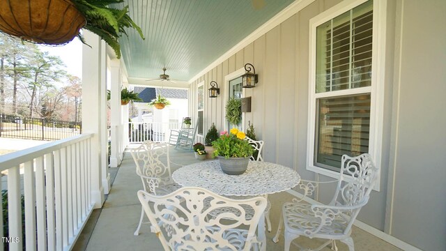 view of patio featuring covered porch and ceiling fan