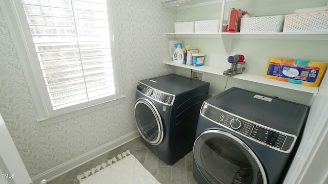 laundry room with wallpapered walls, laundry area, baseboards, and independent washer and dryer