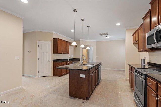 kitchen with visible vents, crown molding, an island with sink, appliances with stainless steel finishes, and a sink