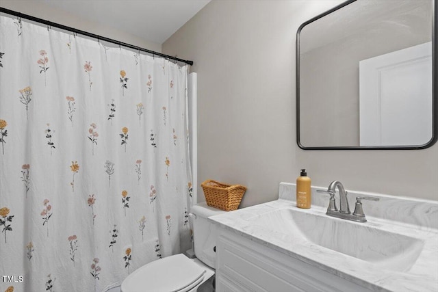 full bathroom featuring toilet, curtained shower, and vanity