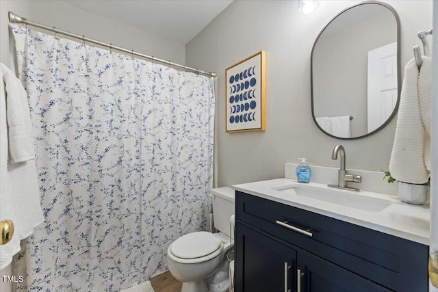 full bathroom featuring a shower with curtain, toilet, and vanity