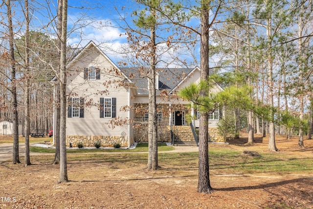 traditional-style house with a front yard