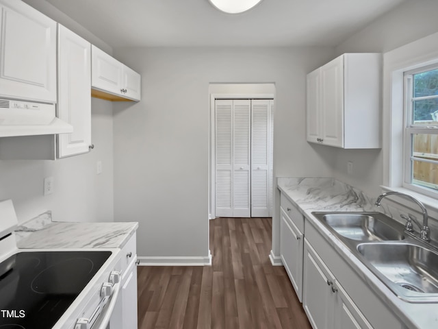 kitchen with a sink, under cabinet range hood, white range with electric stovetop, white cabinetry, and dark wood-style flooring