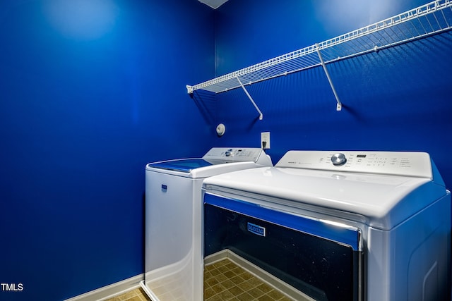 laundry area featuring laundry area, baseboards, and independent washer and dryer