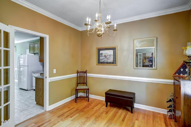 living area featuring crown molding, wood finished floors, and baseboards