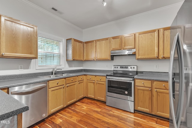 kitchen with visible vents, light wood-style flooring, under cabinet range hood, a sink, and stainless steel appliances